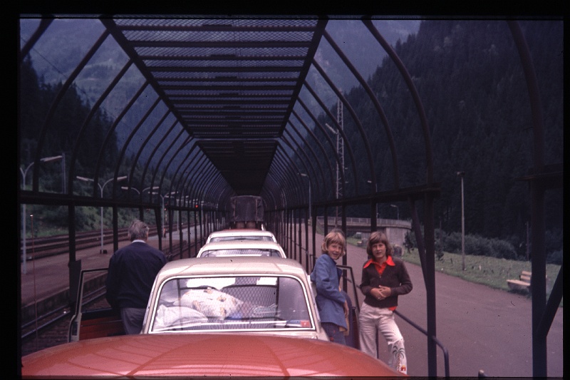 16.Tauerntunnel jul 1975 Rino,Brigitte,Marion.JPG